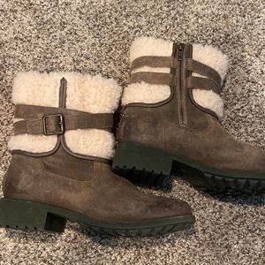 Cute, suade Ugg boots!
